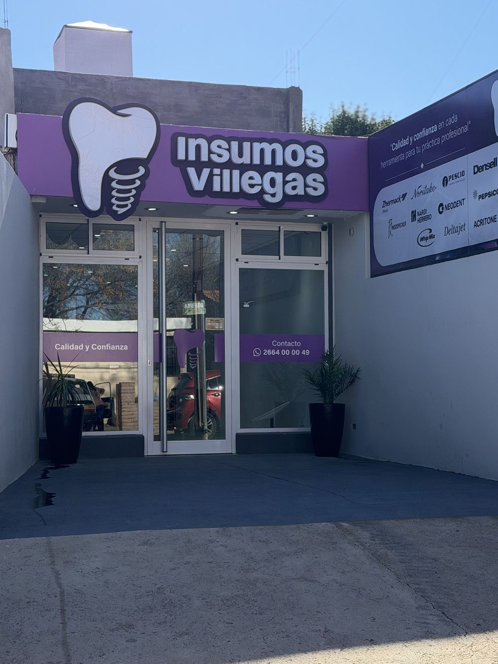 Entrada del local con el vinilo de contacto en la vidriera